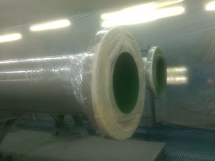 Gerader Rohrabschnitt einer Rohrprüfschleife innnen mit SÄKAFLAKE 900 Topcoat 3K, einem Novolac Vinyl Ester, beschichtet, eingesetzt im Rohölservice bei Temperaturen von 70°C bis 90°C