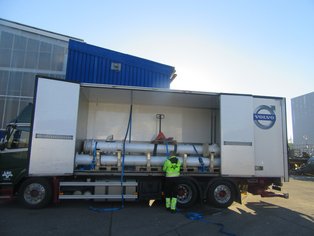 Die mit Si 14 E beschichteten Rohrabschnitte werden in den Lkw verladen und zum Kunden transportiert, wo sie wieder in Betrieb genommen werde