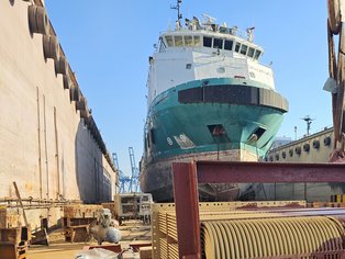 Ein Box Cooler nach dem Strahlen während der Beschichtung auf der Baustelle im Trockendock mit Säkatonit Extra AR-F in rot