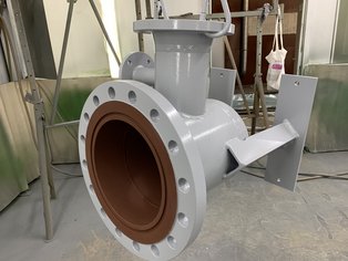 Parte sinistra di un piccolo separatore (knock-out drum) rivestito con Si 57 EG per l'impiego nel settore dell'energia geotermica