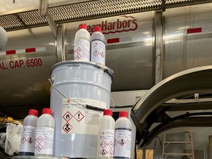 Road Tanker for the transport of aggressive waste water about to be lined with SÄKAFLAKE 957 Red 3K