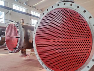 Due scambiatori di calore, uno a passaggio singolo e uno a doppio passaggio, con le piastre tubiere rivestite con Säkatonit K80LS, prodotto polimerizzante a freddo per applicazioni gravose