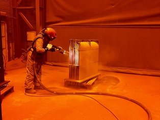 Ein Box Cooler während des Strahlens in der Werft auf Sa3 gemäß ISO 8501-1:2007