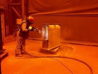 Scambiatori box cooler durante la sabbiatura fino a un grado Sa 3 (ISO 8501-1:2007) in cantiere