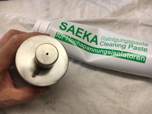 The rusty stainless steel garden lamp after being fully cleaned with the SAEKA-Cleaning Paste 80.750