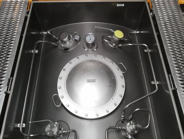 Bac de rétention revêtu avec TC Lining, un produit phénolique durci à chaud, avec un topcoat à base de silicone résistant aux rayons UV