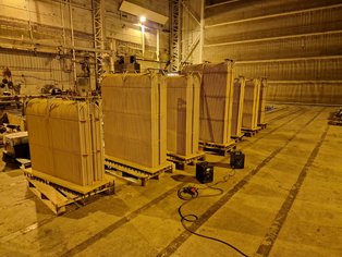 Verschiedene Box Cooler nach dem Strahlen auf Sa3 gemäß ISO 8501-1:2007, abgestaubt und bereit für die Beschichtung