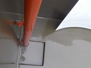 Detailansicht eines HR 60 Extra G beschichteten Tauchrohrs einer Notfallauffangwanne für ISO-Tankcontainer.