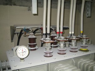 Porzellanisolatoren eines Transformators in einer sehr staubiger Umgebung, vor der Reinigung mit SAEKA-Reinigungspaste 80.750  
