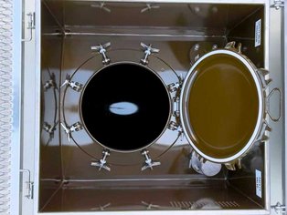 Ein Überlaufkasten mit einem Mannlochkragen, beschichtet mit der duroplastische Produkte auf Phenol-Basis Si 14 E und Si 14 E BKW Topcoat für eine hohe Beständigkeit gegen chlorierte Kohlenwasserstoffe