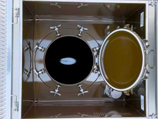 Une boîte de déversement avec un trou d'homme, protégée par les revêtements phénoliques thermodurcissables Si 14 E et Si 14 E BKW en topcoat pour une résistance élevée aux hydrocarbures chlorés