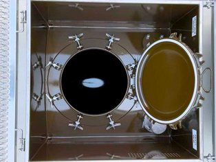 Bacino di contenimento di fuoriuscite con passo d'uomo, trattato con i rivestimenti fenolici termoindurenti Si 14 E e Si 14 E BKW come topcoat per un'elevata resistenza agli idrocarburi clorurati