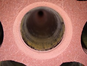 Konisch geschliffener Rohreinlass eines mit SÄKATONIT K80 LS beschichteten Rohrbodens vor der Applikation des Decklacks 
