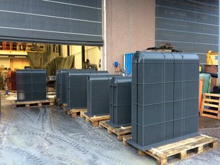 Verschiedene mit SÄKATONIT Extra AR-F neu beschichtete Box Cooler verladen auf Europaletten, bereit für den Transport zum Trockendock in Norwegen