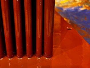 Detailaufnahme der Oberseite eines Box Coolers nach der Neubeschichtung mit SÄKATONIT Extra AR-F in Rot