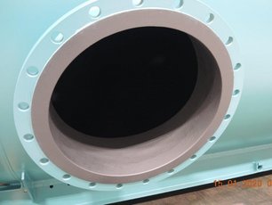 Blick ins Innere eines mobilen Filtrationsbehälters, beschichtet mit elektrisch leitfähigem SÄKAFLAKE 900 Schwarz 3K