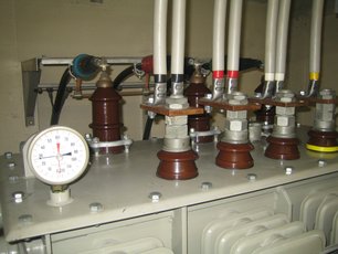 Porzellanisolatoren eines Transformators in einer sehr staubiger Umgebung, nach der Reinigung mit SAEKA-Reinigungspaste 80.750  