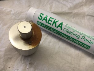 A rusty garden lamp made of brushed stainless steel, partly cleaned with the SAEKA-Cleaning Paste 80.750