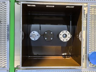 Une boîte de déversement avec des brides, protégée par les revêtements phénoliques thermodurcissables Si 14 E et Si 14 E BKW en topcoat, offrant une résistance élevée aux hydrocarbures chlorés