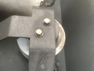 Silicone insulator partially cleaned with SAEKA-Cleaning Paste 83.750 for plastic insulators
